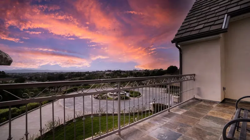 Event space at SoCal Wine Country Estate w/ Infinity Pool