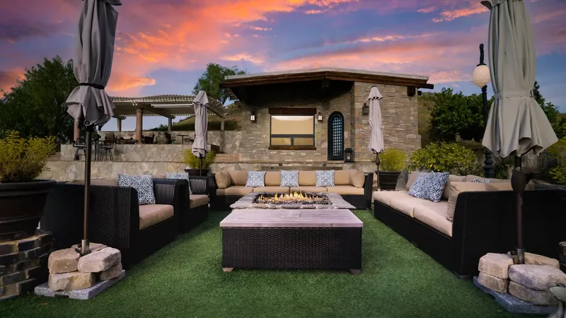 Event space at SoCal Wine Country Estate w/ Infinity Pool