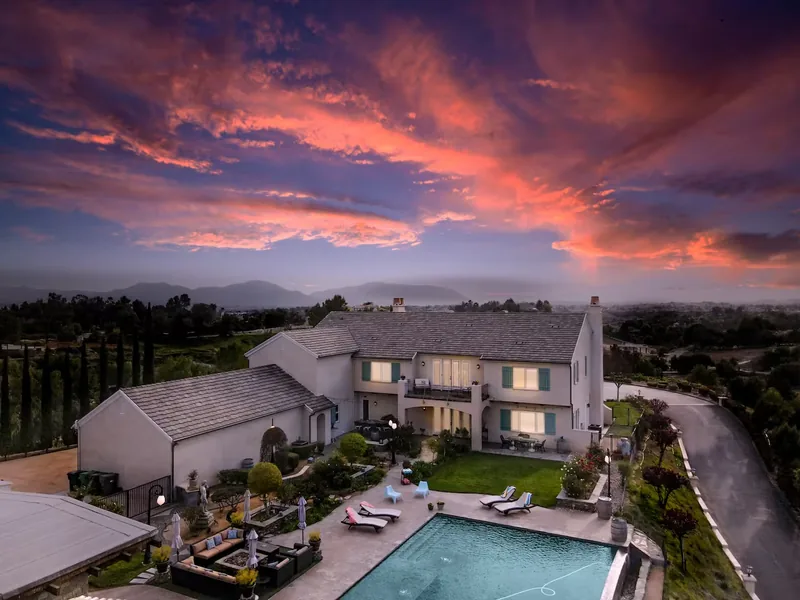 Event space at SoCal Wine Country Estate w/ Infinity Pool